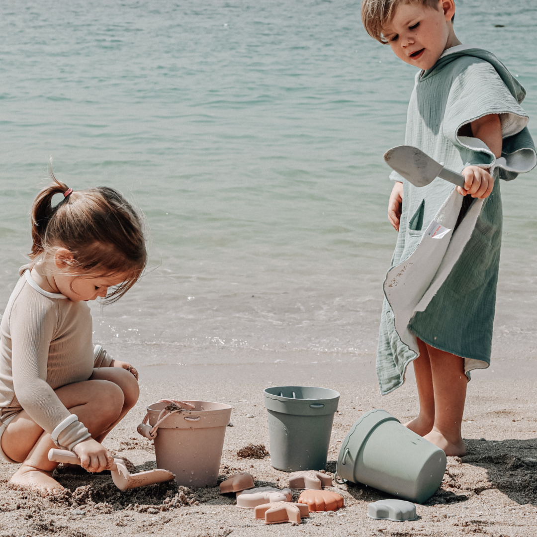 Travel bucket clearance and spade